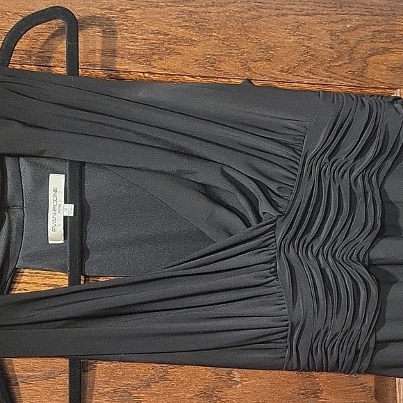 Black dress - Picture 3 of 5